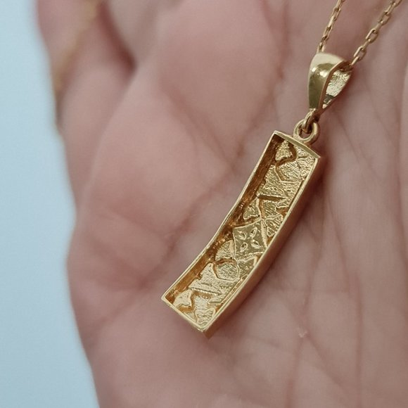 Gold curved with stylish design pendant - Picture 8 of 9